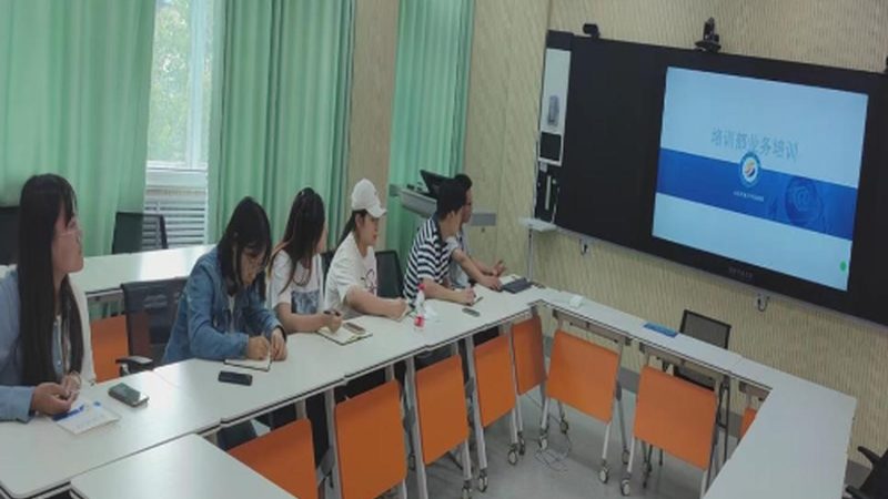 小标题：行业趋势与热门专业